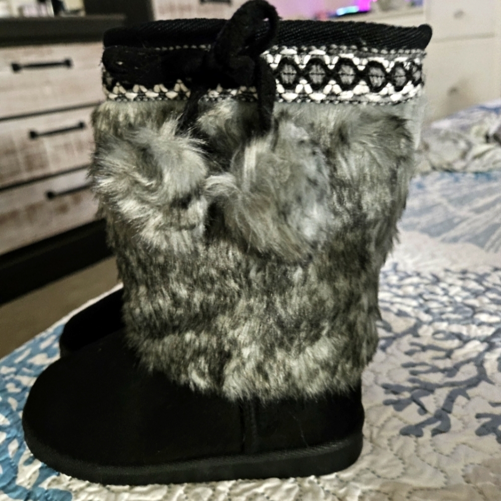 Fav kids Girls Fuzzy boots 3